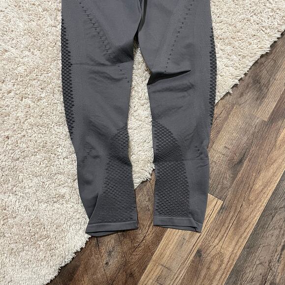 Athleta Gray Laser Cut Ribbed Seamless High Rise Trophy 7/8 Coolmax Leggings - Picture 3 of 6